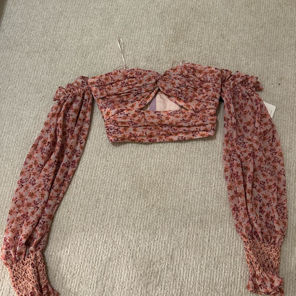 Cropped floral top long sleeved